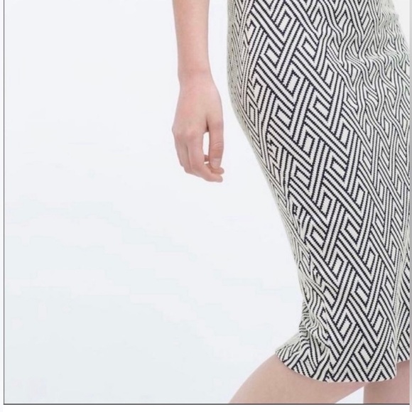 ZARA HIGH RISE BLACK /WHITE ZIG ZAG KNEE LENGTH STRETCHY PENCIL SKIRT SIZE M - Picture 5 of 8